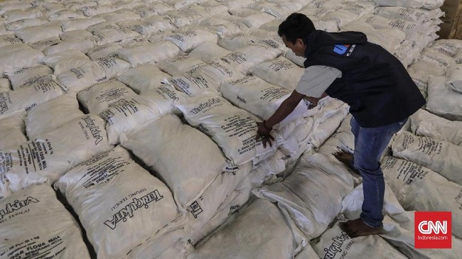 Harga sejumlah bahan pokok di pasar tradisional DKI Jakarta masih stabil setelah harga bahan bakar minyak (BBM) naik pada Sabtu (3/8) lalu.
