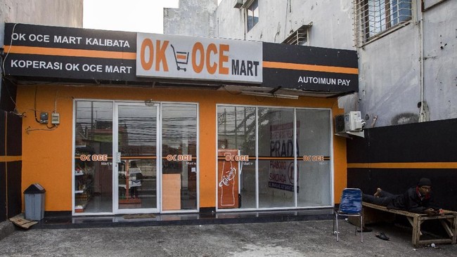 Kelontong modern OK OCE yang merupakan inisiasi Anies-Sandi diisukan tutup. Nyatanya, ritel inisiasi tim relawan Anies-Sandi itu cuma merelokasi tokonya.