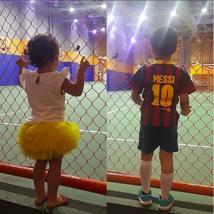 <p>Kayana dan Keisha sedang nonton pertandingan apa ya? (Foto: Instagram @shezy_idris)</p>