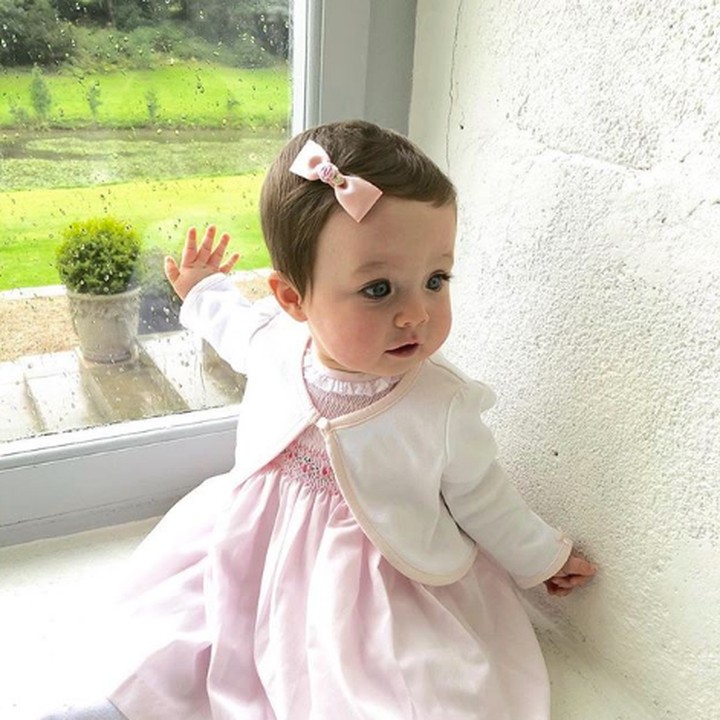 <p>Aih, mirip boneka banget sih kamu, Nak. (Foto: Instagram @marlowe.and.me)</p>