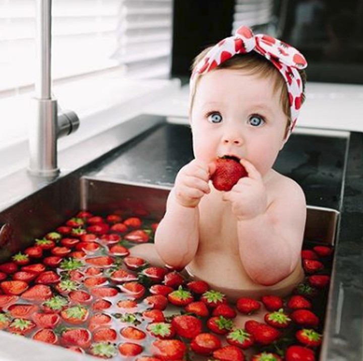 <p>Happy-nya Marlowe yang asyik mandi stroberi, he-he-he. (Foto: Instagram @marlowe.and.me)</p>