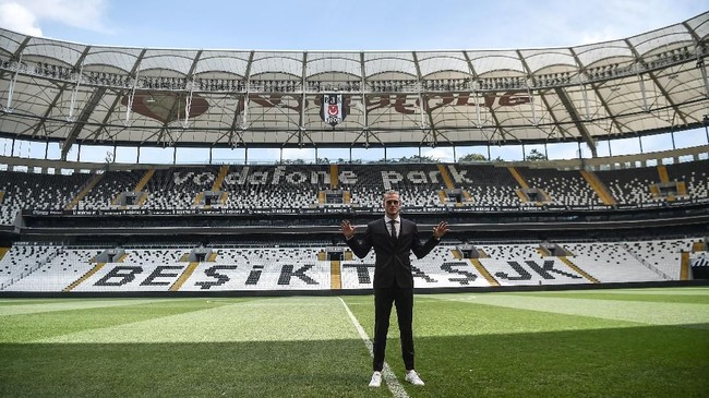 Penjaga gawang asal Jerman, Loris Karius, kembali melakukan blunder saat menjalani debutnya bersama Besiktas di Liga Turki.