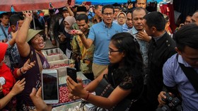 Sandi Dikejutkan Tempe Saset Saat Kampanye di Pasar Semarang