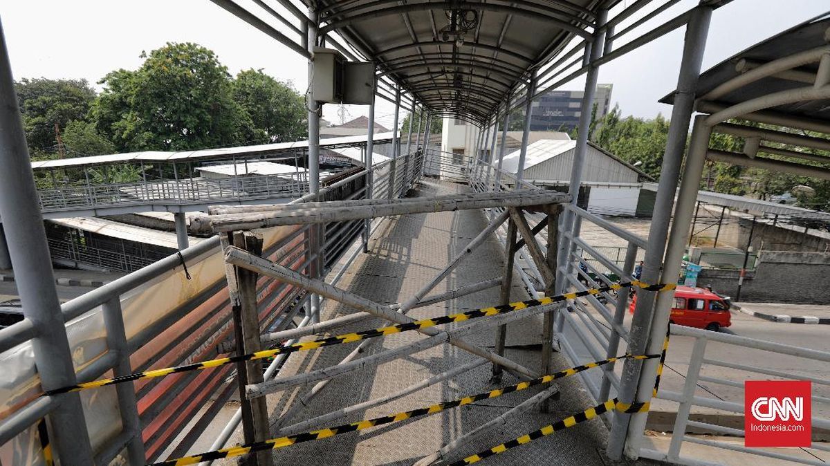 Kecelakaan Truk Crane di JPO Tendean: Sopir Ditertawakan Karena Pakai HP Sambil Mengemudi, Kerusakan Parah!