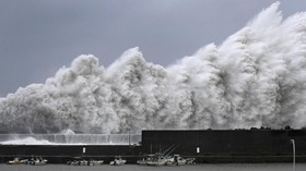 FOTO: Jepang Diterjang Topan Terkuat dalam Seperempat Abad