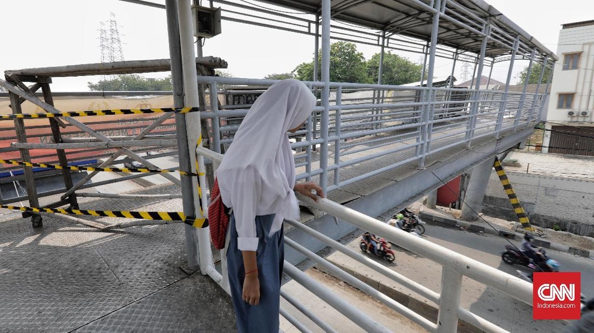 FOTO : Imbas Truk Tabrak JPO Daan Mogot Hingga Rusak
