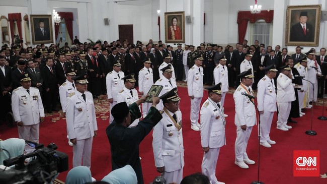 Pengamat politik Ujang Komarudin mengatakan fenomena pembajakan kepala daerah menjelang Pilpres bisa terjadi karena ada tekanan.