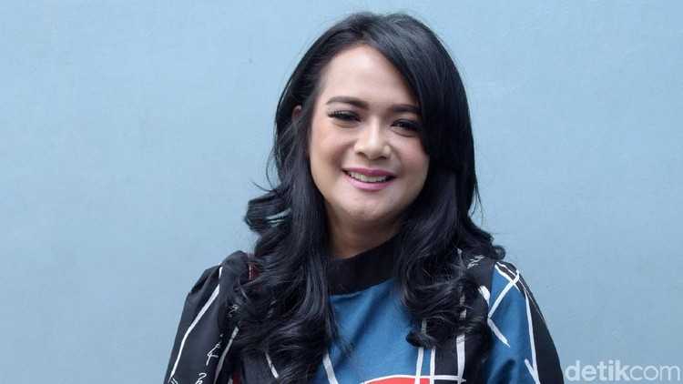 Dukungan Orang Tua agar Shezy Idris Tegar Hadapi Perceraian Meski anaknya telah bercerai, kedua orang tua Shezy Idris tetap memberi dukungan.