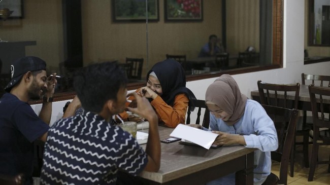 Pemkab Bireuen, Aceh, mengeluarkan surat edaran standardisasi kedai kopi sesuai syariat Islam. Salah satunya larangan duduk duduk semeja bagi non-muhrim.