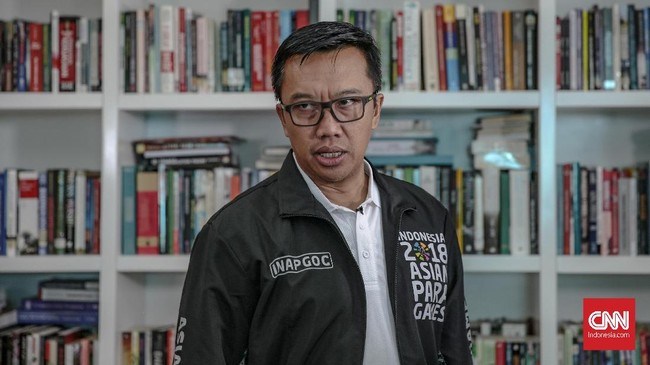 Menteri Pemuda dan Olahraga Imam Nahrawi ingin bertemu Roy Suryo untuk menyelesaikan polemik barang milik negara secara baik-baik.