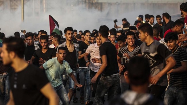 Israel menutup pintu masuk manusia di perbatasan dengan Gaza akibat kerusuhan dari demonstrasi ribuan warga Palestina yang memprotes penghentian dana UNRWA.
