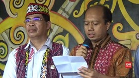 VIDEO: Keliru Soal Gawai Serentak, Sutopo Dihukum Adat Dayak