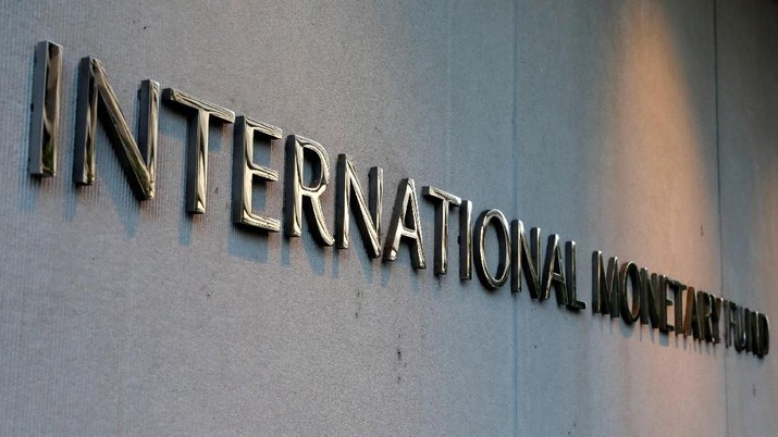 Logo Dana Moneter Internasional (IMF) International Monetary Fund (IMF) logo is seen outside the headquarters building in Washington, U.S., as IMF Managing Director Christine Lagarde meets with Argentine Treasury Minister Nicolas Dujovne September 4, 2018. REUTERS/Yuri Gripas
