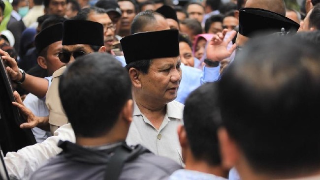 Prabowo menegaskan kedatangannya ke makam Mbah Priok bukan sebuah kampanye. Dia tak ingin mengajak warga mendukungnya karena takut melanggar aturan.