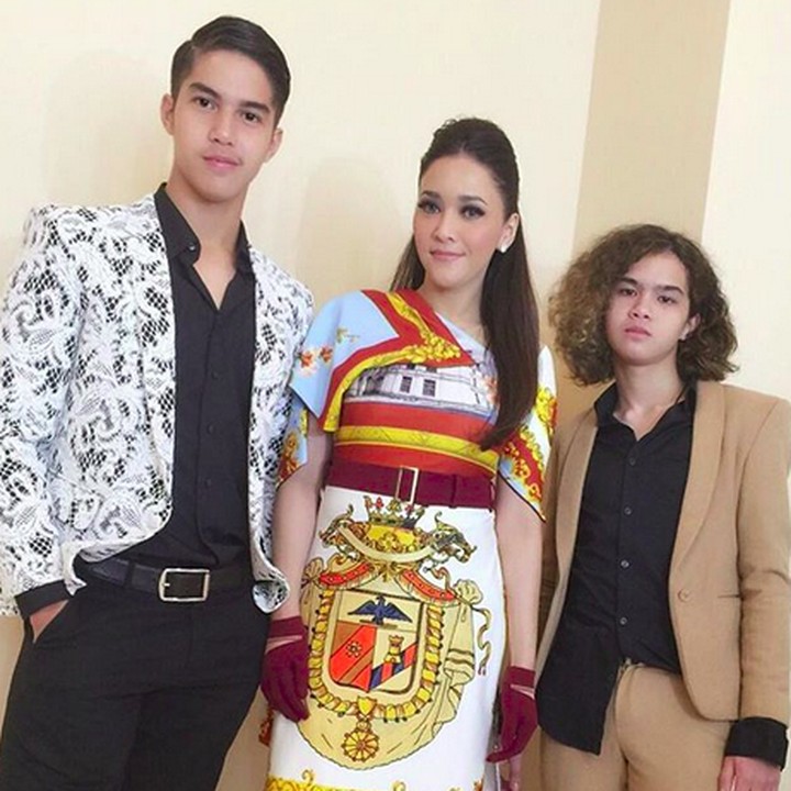 <p>Ibu dan anak ini juga sering tampil bareng lho. (Foto: Instagram/ @elelrumi)   </p>