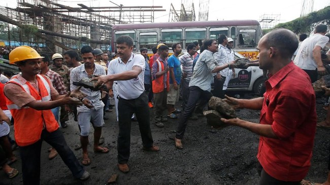 FOTO: Pilu Korban Runtuhnya Jembatan Tua di India