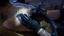 Heboh Wanita Tato Nama Pacar di Dahi, Disebut Hoaks