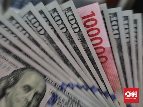 Lembaran mata uang rupiah dan dollar AS diperlihatkan di salah satu jasa penukaran valuta asing di Jakarta, Rabu, 5 September 2018.