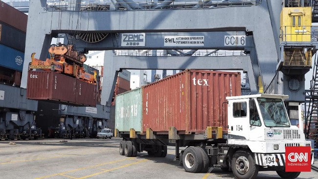 Defisit neraca perdagangan yang mencapai US$8,54 miliar dinilai dapat membuat nilai tukar rupiah bergerak melemah kembali ke posisi Rp14.500 per dolar AS.