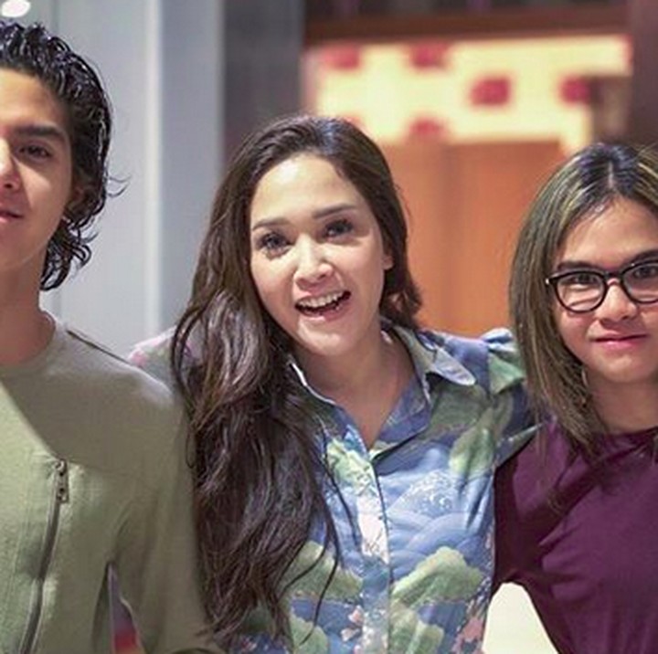 <p>Si sulung Al dan si bungsu Dul ketika bareng bundanya nih. Aih, Bunda Maia seperti kakaknya Al dan Dul ya. Hi-hi-hi. (Foto: Instagram/ @maiaestiantyreal)  </p>