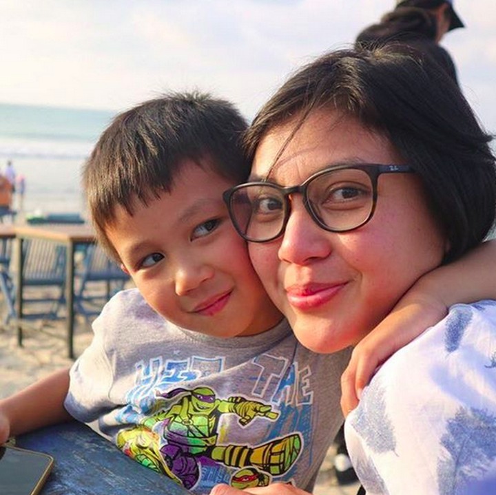 <p>Banyak orang bilang Lusy Rahmawaty dan si bungsu mirip. Setuju, Bun. (Foto: Instagram/ @lusy_rahmawaty)  </p>