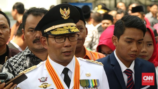 Gubernur Jawa Barat Ridwan Kamil mengatakan bakal membuat grup WA dengan wali kota, bupati, dan sekretaris daerah untuk mempermudah koordinasi.