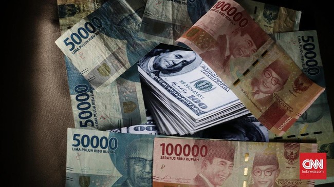 Nilai tukar rupiah kian mendekati Rp15.000 per dolar AS. Pada perdagangan Rabu (5/9) siang, mata uang Garuda sudah terjun ke level Rp14.979.