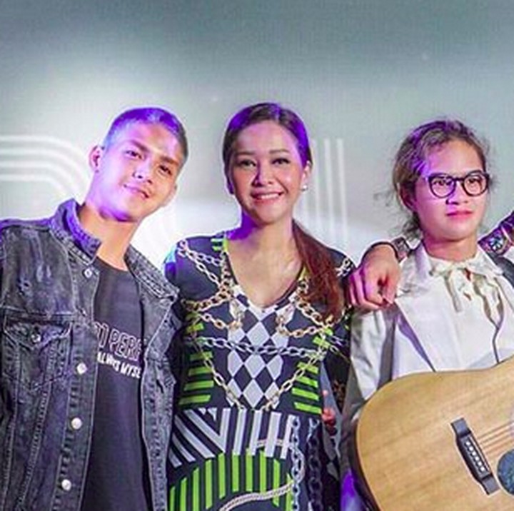 <p>Penampilan kompak ibu dan ketiga anaknya di peluncuran single terbaru Dul. (Foto: Instagram/ @alghazali7)  </p>