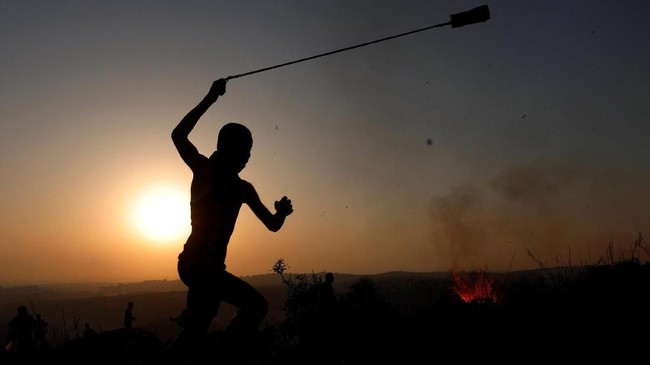 Berbulan-bulan menggelar unjuk rasa di perbatasan Jalur Gaza dan Israel tanpa hasil, para pemuda Palestina kini mulai berdemonstrasi hingga malam hari.