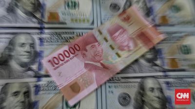 Lembaran mata uang rupiah dan dollar AS diperlihatkan di salah satu jasa penukaran valuta asing di Jakarta, Rabu, 5 September 2018.
