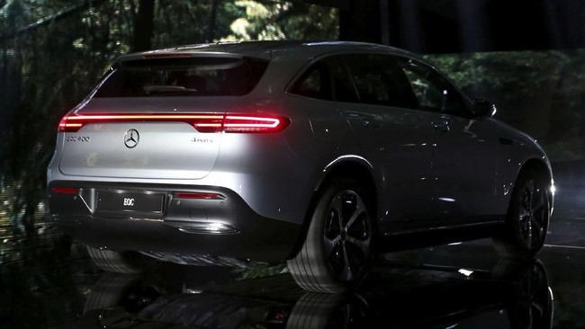 FOTO: Mercedes-Benz Siap Saingi Tesla dengan EQC