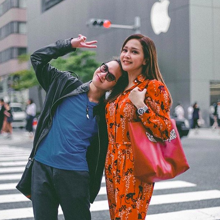 <p>Bersama si bungsu Dul. Wah, nggak kerasa Dul udah besar banget ya. He-he-he. (Foto: Instagram/ @duljaelani)</p>