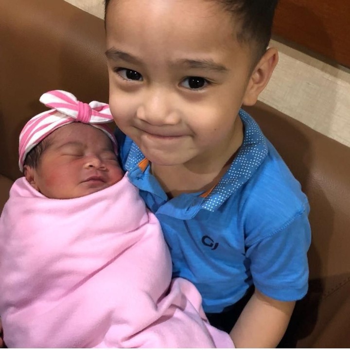 <p>Nah, yang ini Ansara dipangku si abang ganteng, Rafathar. (Foto: Instagram @raffinagita1717)</p>