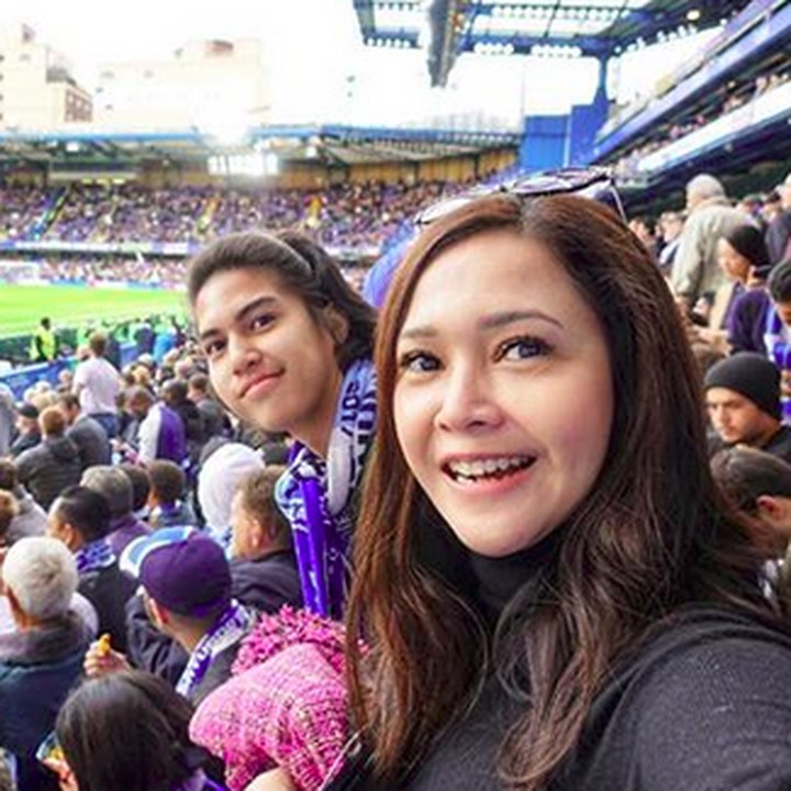 <p>Nonton pertandingan bola bareng jadi quality time Bunda Maia dan si tengah El nih. (Foto: Instagram/ @elelrumi)  </p>