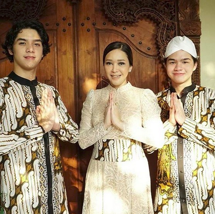 <p>Minus si tengah El nih. Tapi nggak apa-apa, Bunda Maia dan dua jagoannya tetap kompak kok. (Foto: Instagram/ @duljaelani)  </p>