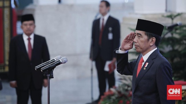 Jokowi menyaksikan pembacaan sumpah tujuh komisioner Lembaga Perlindungan Saksi dan Korban di Istana Negara, Senin (7/1).