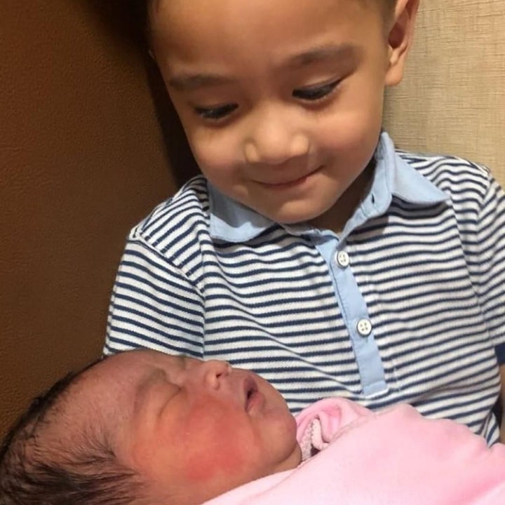<p>Rafthar dan Ansara sama-sama lucu nih. Tuh lihat Rafathar menatap lekat-lekat wajah adik sepupunya. (Foto: Instagram @raffinagita1717)</p>