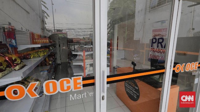 Gerai OK OCE Mart yang tutup karena tidak mampu membayar sewa lahan, di Jalan Warung Jati Barat, Kalibata, Jakarta, Rabu, 5 September 2018. Program One Kecamatan One Center for Enterpreneurship (OK OCE) dengan gerai OK OCE Mart, merupakan janji kampanye program Gubernur dan Wakil Gubernur DKI Jakarta Anies Baswedan dan Sandiaga Uno.