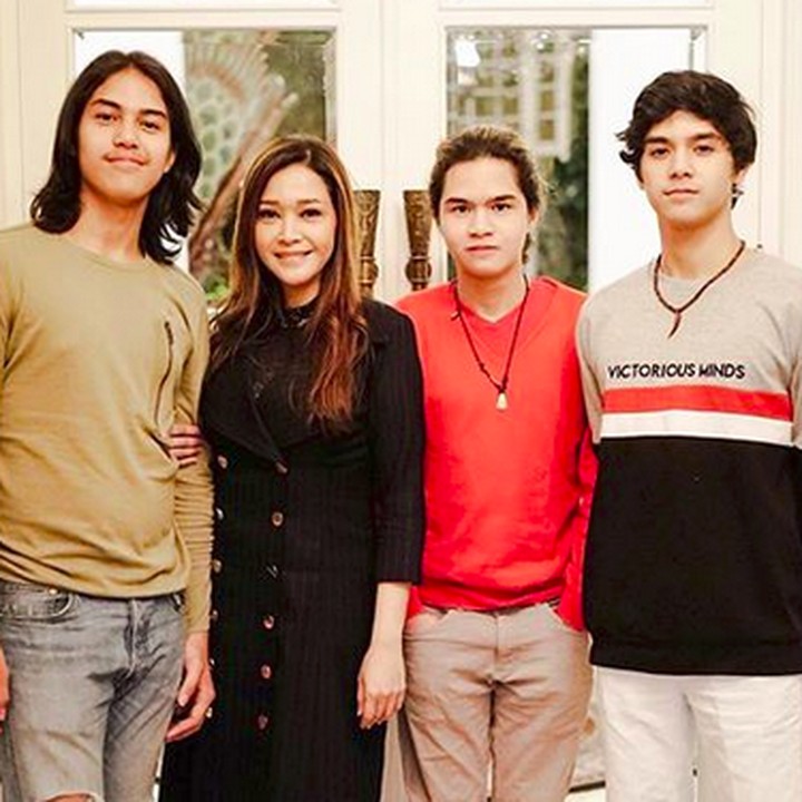 <p>Harmonis selalu ya Bunda Maia dan tiga jagoannya. (Foto: Instagram/ @maiaestiantyreal)  </p>