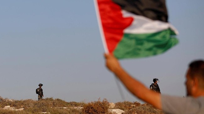 Untuk pertama kalinya sejak 1994, Palestina memulai perayaan Idul Fitri di hari yang berbeda dengan Arab Saudi. Keputusan ini pun menimbulkan pertanyaan publik.