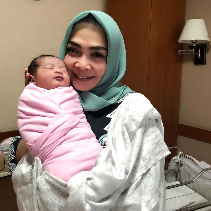 <p>Aih senangnya Ansara digendong neneknya. (Foto: Instagram @rieta_amilia)</p>