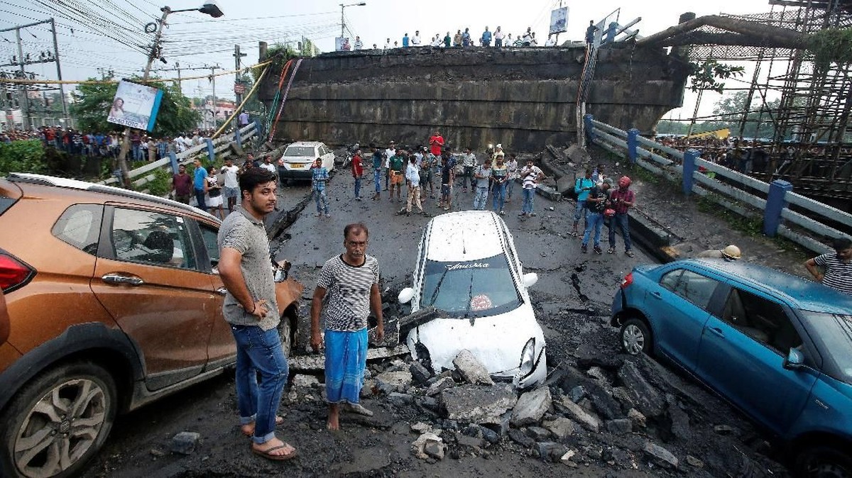 FOTO: Pilu Korban Runtuhnya Jembatan Tua di India
