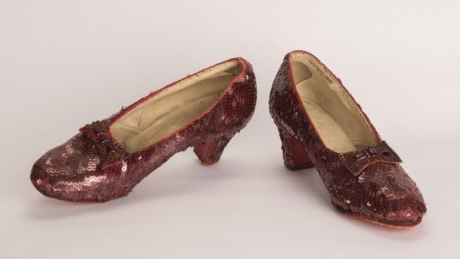 Selama 13 tahun, sepasang sepatu khas Dorothy di 'Wizard of Oz' menghilang. Kini, pihak berwajib telah menemukannya.