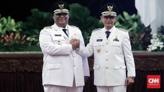 Gubernur dan wakil gubernur Sulawesi Tenggara, Ali Mazi (kiri) dan Lukman Abunawas, usai dilantik Presiden Joko Widodo di Istana Negara, Jakarta, Rabu, 5 September 2018. CNNIndonesia/Safir Makki