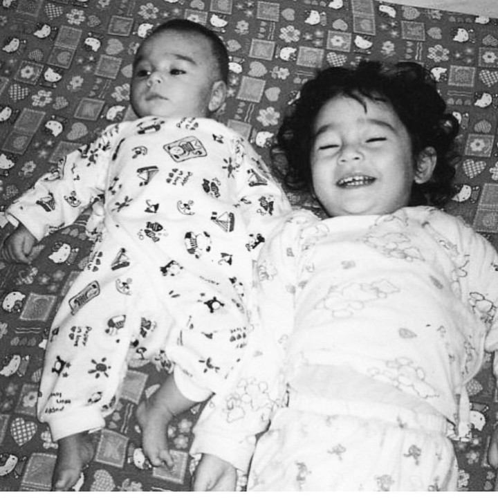<p>Senyum bahagia Tatjana Saphira kecil saat pose bareng sang adik. (Foto: Instagram @tatjanasaphira)</p>