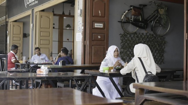 Pemerintah Kota Lhokseumawe mengirim surat ke pengelola usaha agar menaati Qanun Syariat Islam dan Instruksi Gubernur soal penertiban kafe dan layanan internet.