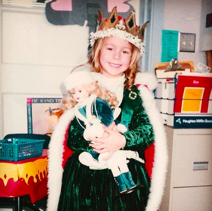 <p>Happy banget nih Brie Larson kecil ketika berperan jadi ratu. Hi-hi-hi. (Foto: Instagram/ @brielarson)</p>