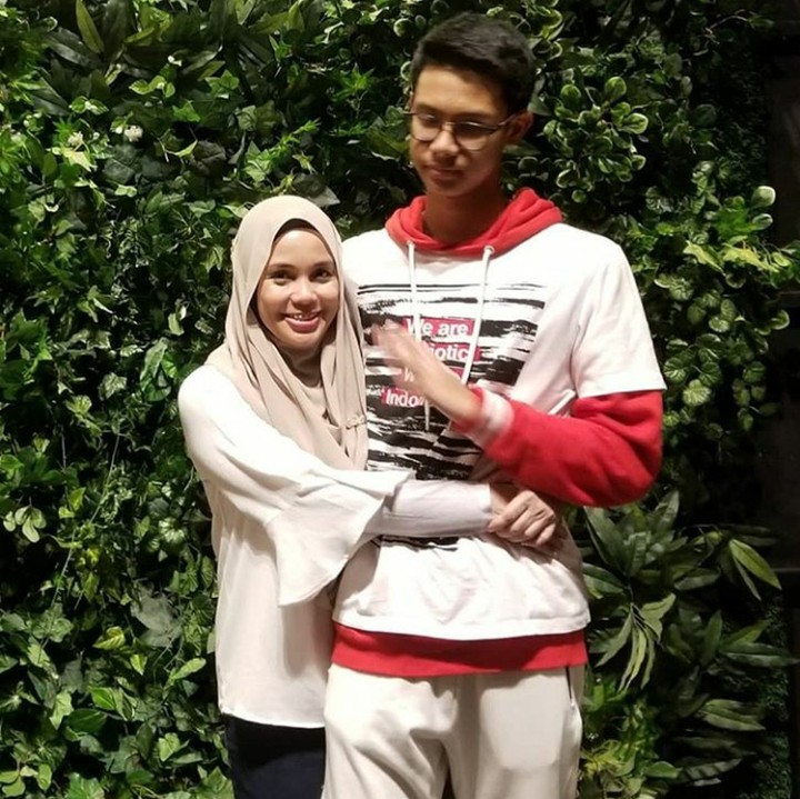 <p>Karena Alam Ganjar anak semata wayang, nggak heran sang bunda saat berpose maunya memeluk putranya terus, he-he-he. (Foto: Instagram @atikoh.s)</p>