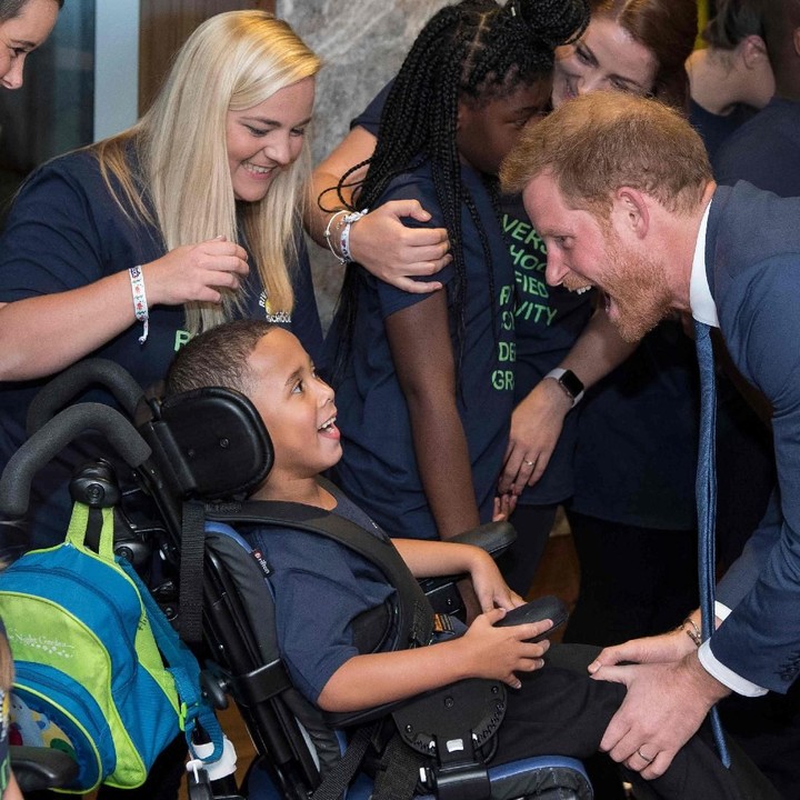 <p>Pangeran Harry memang dikenal dekat dengan anak-anak. Di berbagai acara yang dihadiri Pangeran Harry selalu menyempatkan bermain dan bercanda dengan anak-anak. </p>