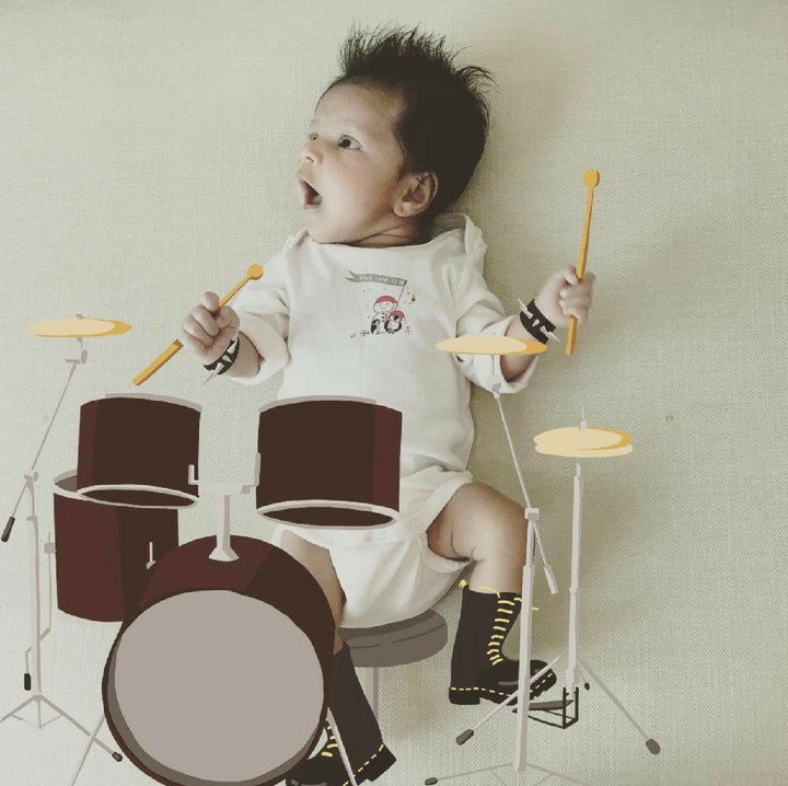 <p>Lihat aku, Bun, jago main drum kan? He-he-he. (Foto: Instagram/chayandeb)</p>